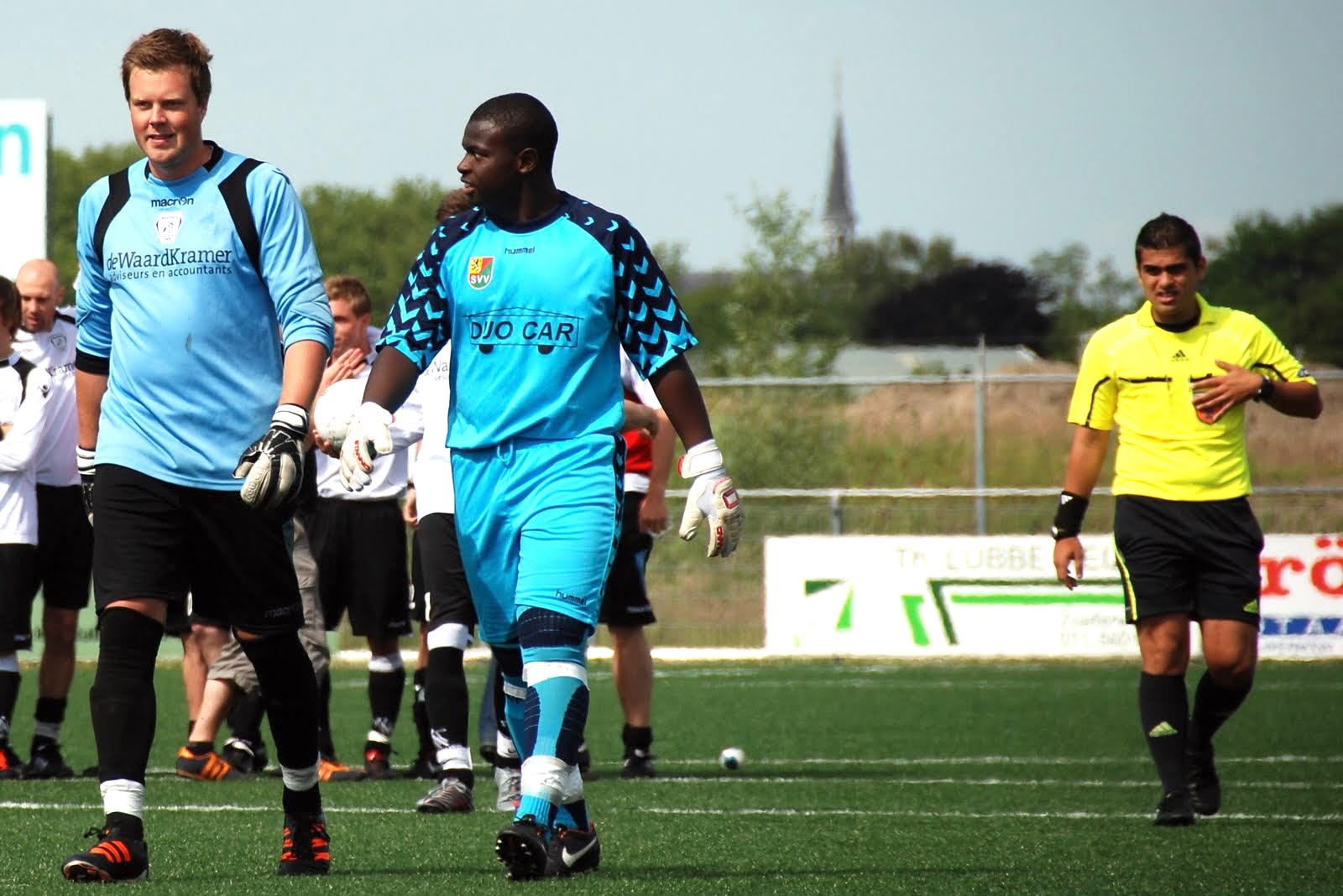 Mark Pels loopt met de keeper van SVV en de scheidsrechter naar de penaltyserie