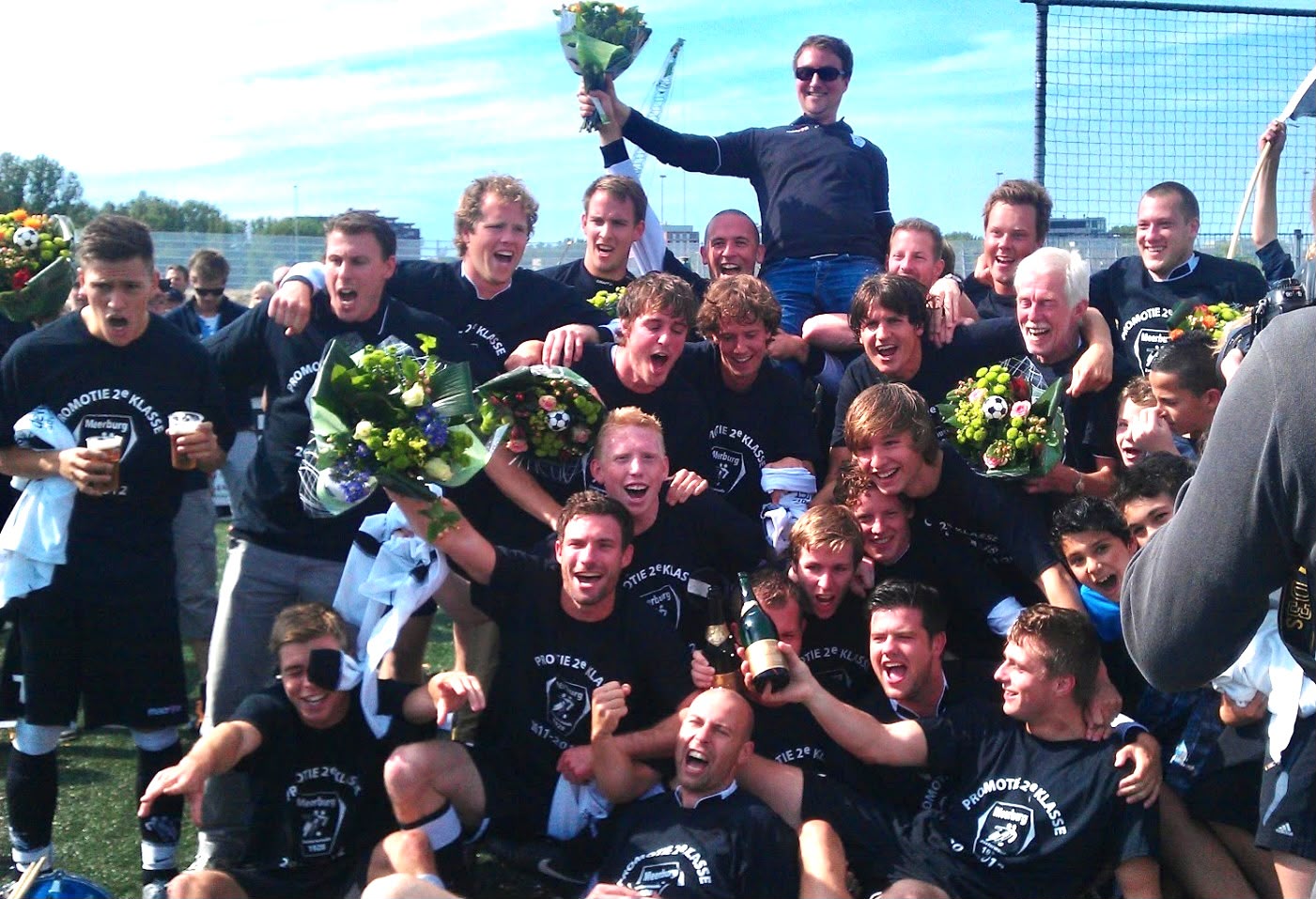 Meerburg 1 viert de promotie naar de tweede klasse, trainer Ben Kottenhagen op de schouders